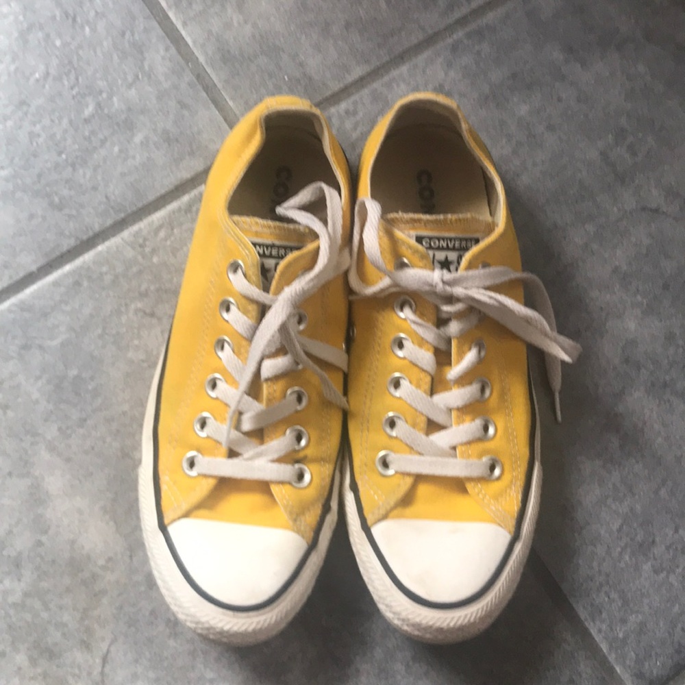 Yellow lowtop converse